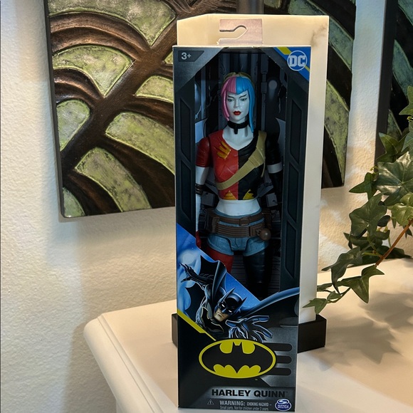 DC Harley Quinn Figure with Red and Blue Highlights - Picture 2 of 5